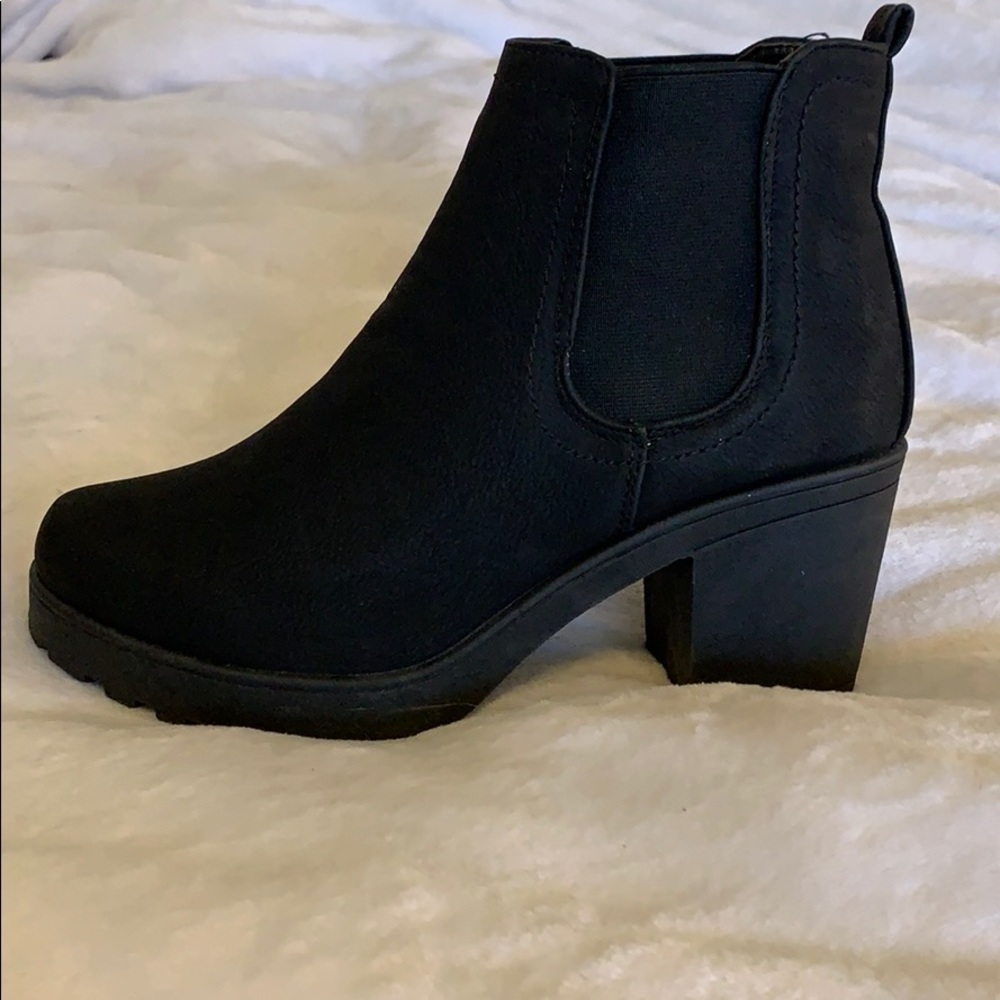 Nasty Gal Chelsea Boots - Picture 2 of 5